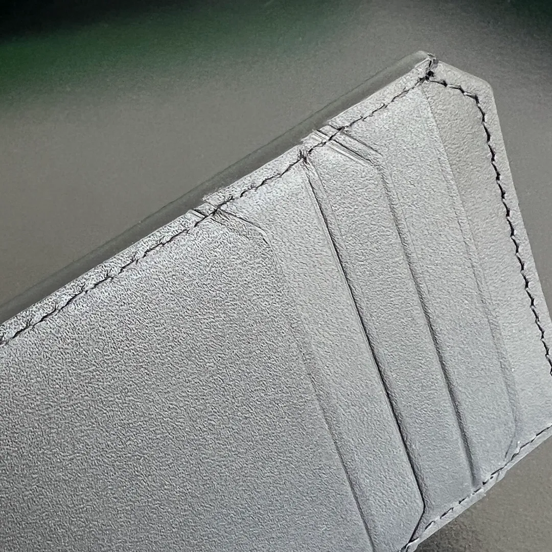 BV’s new 796963 woven Piccolo vertical card holder. The classic small woven work that I miss 0.7 is back. It’s really designed. The calfskin texture is high-end. It’s carefully designed with four card slots and a central compartment. You can also put cash in for daily use. You deserve to have such an thoughtful design. P440 Size: 12*7*0.5 layer cm
